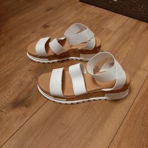 NWT “Cushionaire” white strappy Sandals 8.5 womens comfort-fit style 🛍🥳